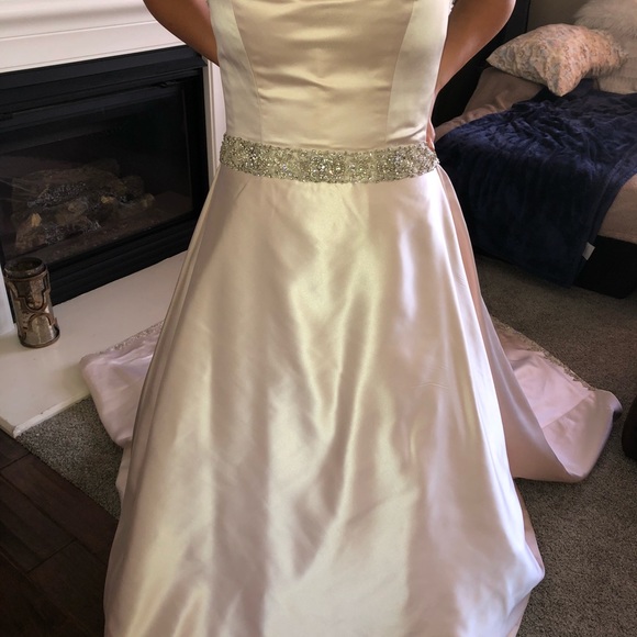 Wedding dress and tiara - Picture 8 of 8